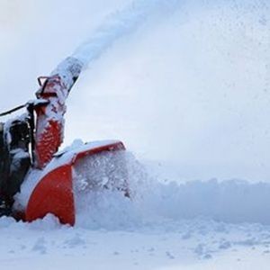  le déneigement des allées, des trottoirs, des stationnements et des entrées.des contrats saisonniers, qui peuvent inclure des visites régulières après chaque chute de neige.Les prix varient en fonction de la taille de la propriété, 